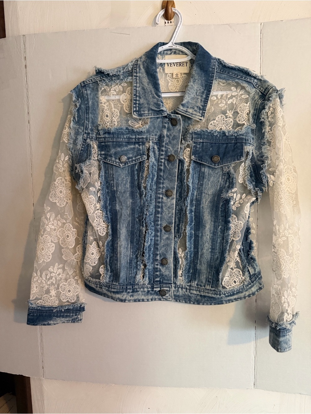 VEVERET Women's Light Blue Denim Jacket with White Lace Panels. Fits a S to a M.